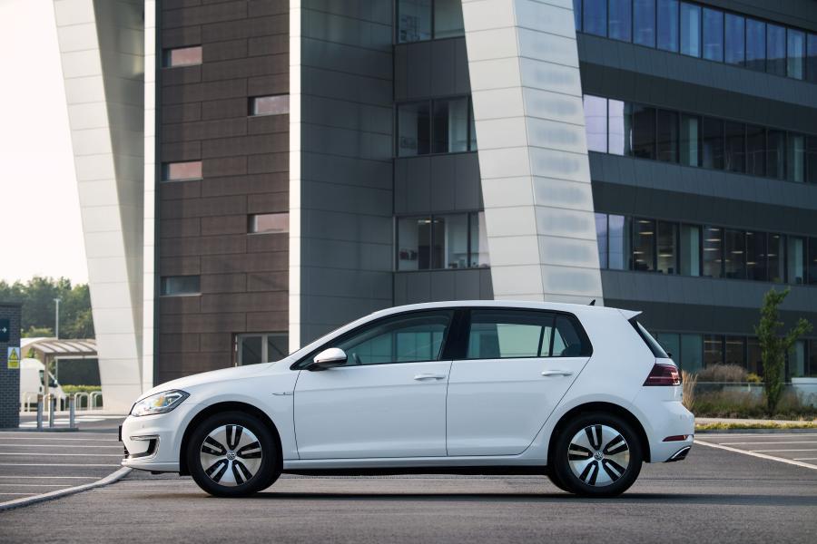  Volkswagen e-Golf 2017 года  (UK) (фото 23 из 28)